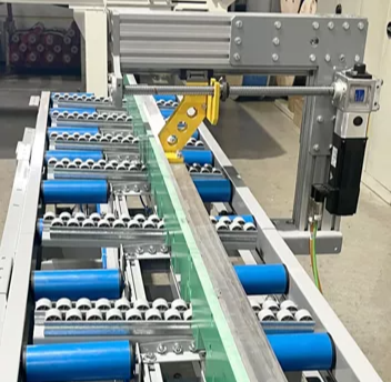 Rollenbahnanlage mit Aushebeleisten und Servoabschieber
